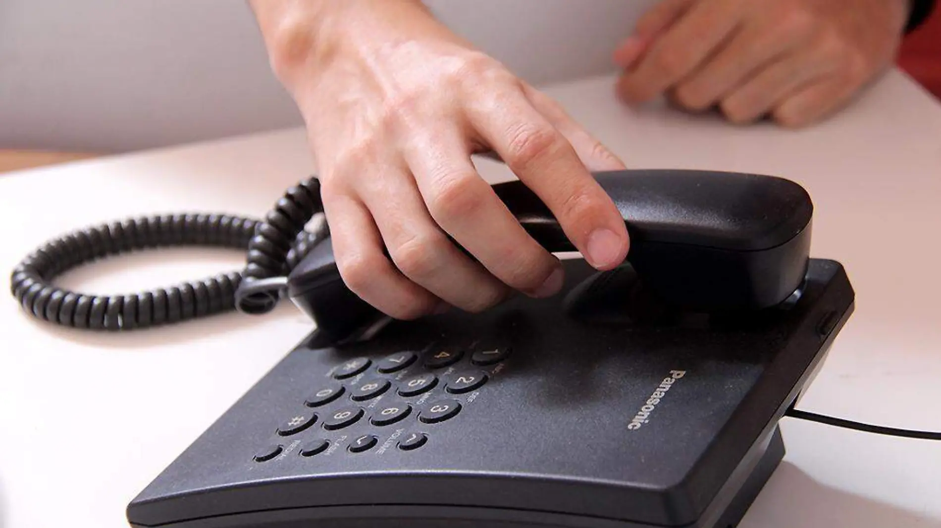 Persona colgando el teléfono